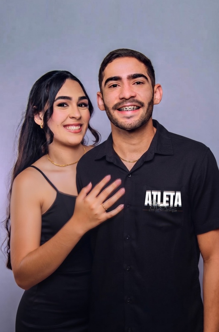 Livia e Vilian, fundadores da Atleta Store, vestindo preto, lado a lado e sorrindo